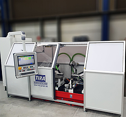 Vollautomatisierte Industrieauswuchtmaschine der Firma TIRA, horizontaler Auswuchtautomat